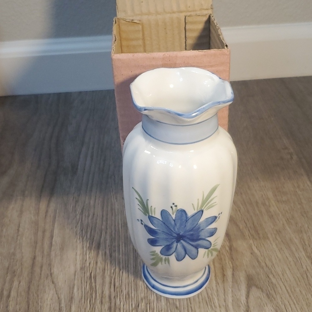 ❇️ NIB BLUE FLORAL VASE - Picture 5 of 5